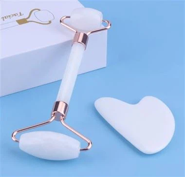 Ensemble de rouleaux de jade blanc et d'outils Gua Sha en quartz rose naturel