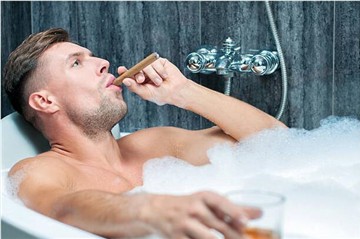 Pourquoi les hommes devraient utiliser des bombes de bain