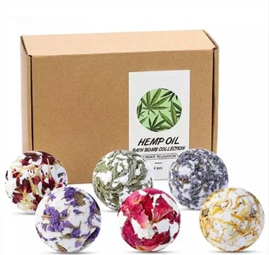 Bombes de bain avec des fleurs séchées