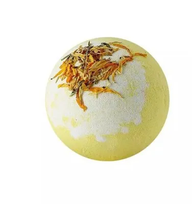 Bombe de bain jaune avec des fleurs sèches